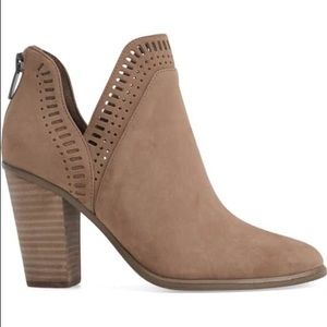 Vince Camuto Filieana Split Bootie sz 6.5